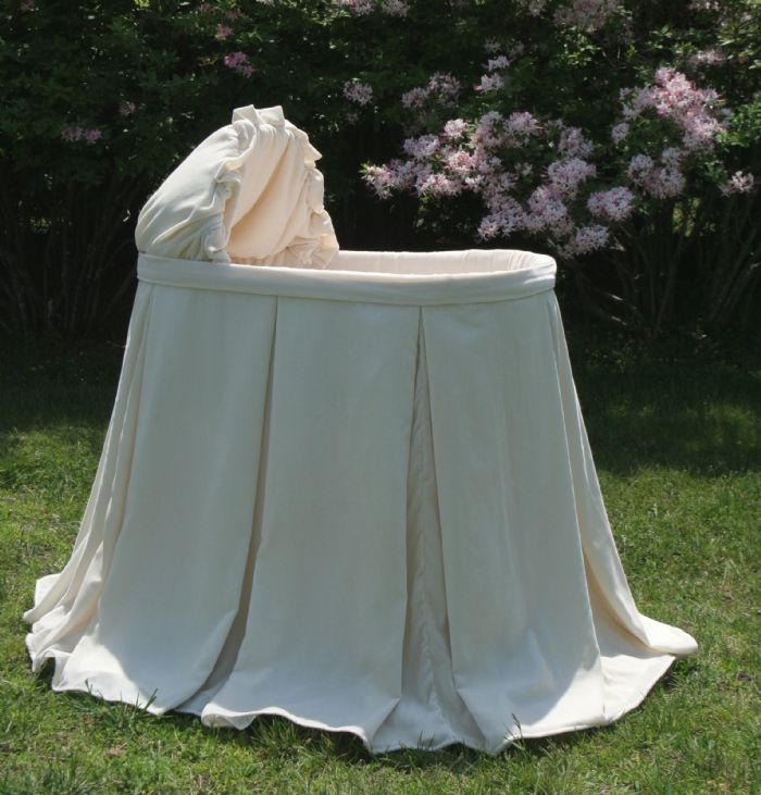 Verona Bassinet in Silk Velvet by Lulla Smith