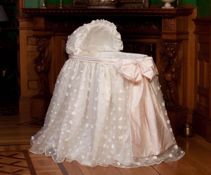 Lausanne Bassinet in Silk Dupioni by Lulla Smith