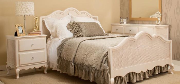 Hilary Queen Room Inspiration in Seaside by Newport Cottages